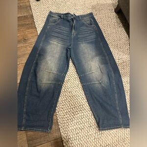Women's Blue Jeans. Midrise barrel, cropped